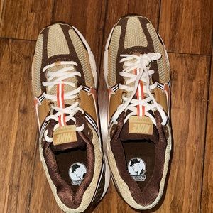 10.5 women’s 12 men’s . Vomero 5 . Wheat grass / gold .